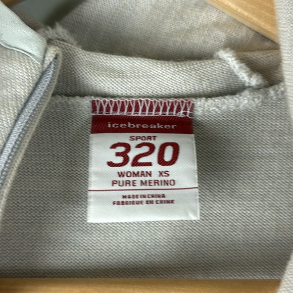 Icebreaker Sport 320 Cream Zip Up Sweater with Hood - Picture 2 of 8